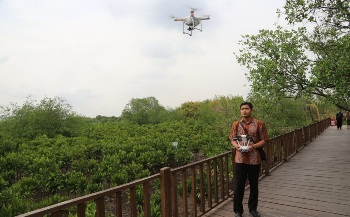 Sanubari-Barata-Saat-mengoperasikan-drone-di-kawasan-Mangrove-Wonorejo.