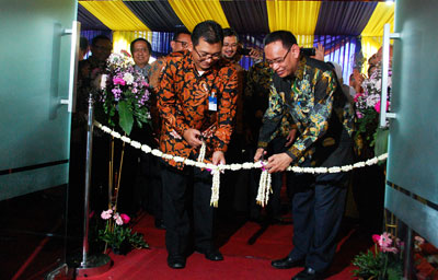 Rektor Unair Prof M Nasih saat meresmikan Airlangga Corner yang dibangun dari hibah CSR Bank Mandiri.