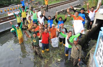 Pj Bupati Jonathan Judianto bersama-sama warga membersihkan Avoer Kemendung Desa Sidodadi Kec Taman.(achmad suprayogi/bhirawa)