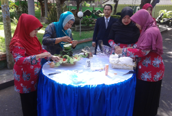 Salah satu peserta lomba merangkai buah dan sayur lokal dalam rangka memeriahkan Hari Ibu ke-87 di pendopo Kabupaten, pagi kemarin. [sawawi/bhirawa].