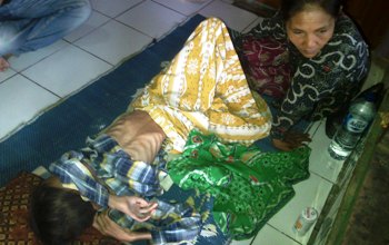 Ali fahmi (18) penderita gizi buruk, terbaring lemas di rumahnya Desa Apaan.
