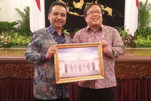 Bupati Lumajang Drs.As At Malik M.Ag, bersama Menteri Keuangan RI saat menerima penghargaan dari Presiden Joko Widodo di Istana Negara.