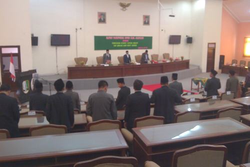Sidang paripurna dewan Sampang terhadap pengesahan 4 raperda inisiatif di DPRD Sampang.