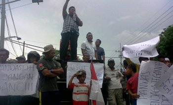 Para demonstrans yang merupakan pendukung pasangan ZA-Eva, paslon nomor urut dua (2) mendesak untuk menghentikan rekapitulasi.