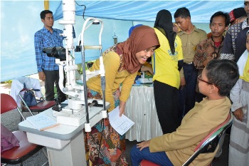 Tampak antrian penyandang cacat mengikuti pemeriksaan mata gratis yang digealr dalam rangka peringatan Hari Disabilitas Internasional di pendopo kabupaten Jombang kemarin. [ramadlan/bhirawa]