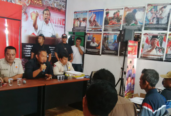 Ketua DPC Gerindra  Kabupaten Kediri Arif Junaidi saat memberikan klarifikasi pada simpatisan yang menyeruduk kantor DPC Gerindra Kabupaten Kediri.