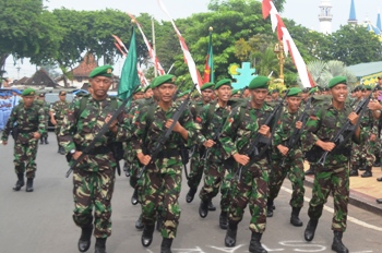 Pasukan Tentara Nasional Indonesia (TNI) dari peleton beranting Yudha Wastu Pramuka Jaya 2015 saat memulai stard napak tilas di alun-alun kabupaten Tuban kemarin (16/12). (Khoirul Huda/bhirawa)