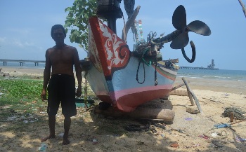Salah satu nelayan di Desa Glondonggede, Kecamatan Tambakboyo, Kabupaten Tuban? yang selama hampir 10 bulan yang belum menerima kompensasi dari PT Holcim Indonesia Tbk. (Khoirul Huda/bhirawa)
