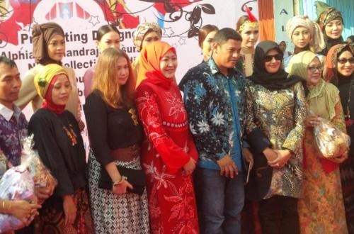 Wali Kota Kediri Abdullah Abu Bakar saat berfoto bersama dengan Wakil Kota Kediri Ning Lilik Muhibah bersama para model fashion. Minggu (13/12).