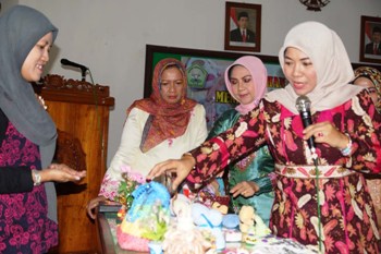Ketua GOW Bojonegoro, Ibu Mahfudhoh Suyoto sedang bertanya kepad peserta pelatihan membuat souvenir berbahan handuk yang dikhususkan untuk kaum ibu di Kabupaten Bojonegoro.