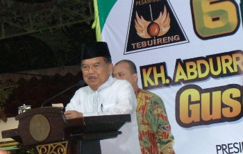 Wapres Jusuf Kalla saat memberikan Sambutan pada Haul keenam Gus Dur yang digelar diareal Makam KH Abdurrahman Wahid di Pesantren Tebuireng, Jombang. [ramadlan/bhirawa] 