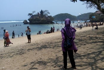 Pantai Balekambang, di Desa Srigonco, Kec Bantur, Kab Malang yang dikelola PD Jasa Yasa 