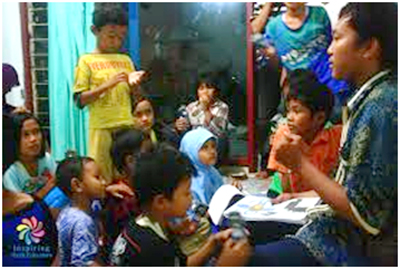 Aktivis Inspiring Youth Educators dengan sabar memotivasi anak-anak di Kampung Keputih Tegal Timur Surabaya untuk tetap semangat belajar