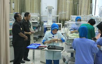 Pj Bupati dan Dirut RSUD saat melihat kondisi bayi kembar siam yang akan dirujuk ke RS dr Soetomo Surabaya.(achmad suprayogi/bhirawa)