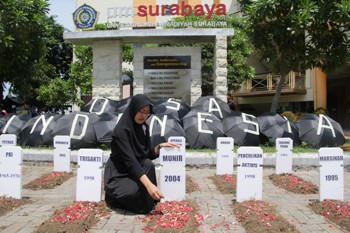 Mahasiswa Universitas Muhammadiyah Surabaya menggelar aksi memperingati Hari HAM, Kamis (11/12). [adit hananta utama/bhirawa]