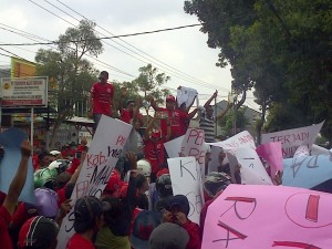 Relawan Malang Anyar saat demo ke KPU Kab Malang (supriyanto/bhirawa)