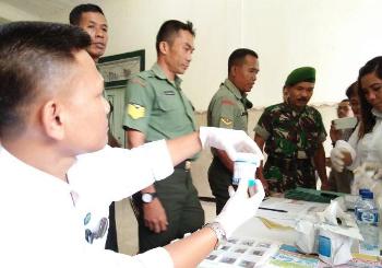 Petugas BNN Kota Mojokerto melakukan tes urine anggota Korem 082 / CPYJ Mojokerto, Senin (14/12) kemarin. (kariyadi/bhirawa).
