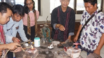 IKM Ngingas, Waru, sedang berlatih membuat produk sisa logam, menjadi produk yang punya icon khas wisata Sidoarjo.
