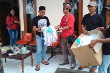 Sejumlah relawan Malang Anyar membagikan masker kepada anak-anak dan penduduk di desa Taji Poncokusumo (supriyanto/Bhirawa)