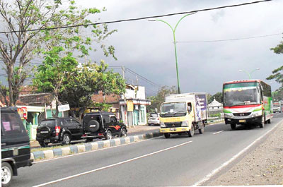 Traffic light di pertigaan Purwosari yang merupakan jalan penghubung antara Surabaya ke Malang dan Pasuruan tak berfungsi, Senin (11/1). Traffic light ini dibiarkan tak berfungsi sekitar dua tahun lamanya. 