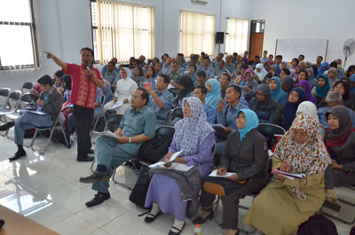 Perwakilan guru kelas VI dari sejumlah kecamatan di Surabaya dilatih membuat latihan soal Matematika dan IPA (MIPA) di Dindik Surabaya, Selasa (12/1) kemarin.