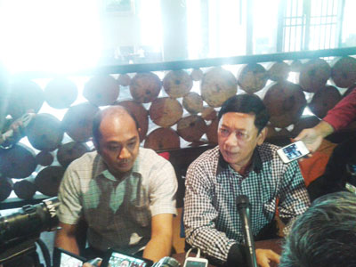 Eks Ketua DPD Bidang Kesehatan Gafatar Jawa Timur dr Budi Laksmono (kanan) didampingi Eks Ketua DPK Gafatar Surabaya (kiri) mengomentari pemberitaan terkait Gafatar di Jatim, Rabu (13/1).