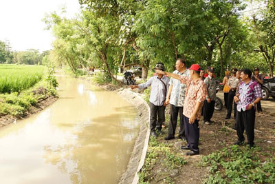 Pj Bupati Ngawi Drs Sudjono MM yang juga Kepala Bapersip Jatim sedang meninjau langsung embung dan saluran irigasi