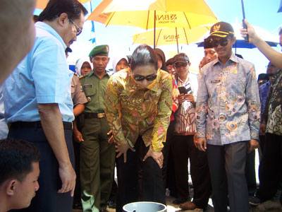 Menteri BUMN Rini Soemarno didampingi Bupati Pamekasan Achmad Syafii, Dirut PTPN X, Dirut BNI dan Kepala Desa Gro’om meninjau sumur bor dan pemasangan pompa air di wilayah setempat, Kamis (14/1). 