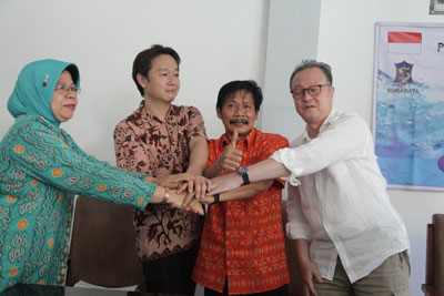Penandatangan naskah hibah oleh Kepala Dinas Koperasi dan UMKM Kota Surabaya Hadi Mulyono dengan perwakilan dari Ishikawa Engineering, Kamis (14/1).
