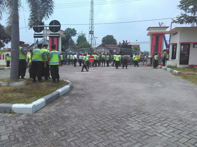 Ratusan warga Desa Purwokerto dihadang anggota Polres Blitar saat berniat masuk Kantor DPRD Kabupaten Blitar di Kecamatan Kanigoro. 