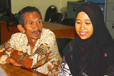 Heni Fitria ditemani sang ayah, Rawuh. Anak tukang becak yang memilih pulang ke Surabaya setelah meraih cumlaud dari SEGi University, Malaysia.