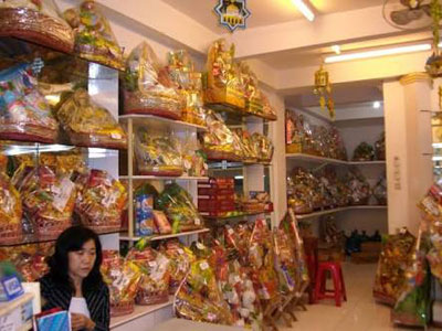 Penjualan parsel jelang Imlek mulai marak di Surabaya seiring tingkat kebutuhan konsumen. 