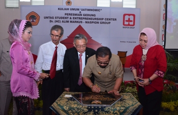 Gubernur Jatim Dr H Soekarwo menandatangani prasasti peresmian gedung entrepreneurship center Dr (HC) Alim Markus di Universitas 17 Agustus Surabaya, Senin (18/1). [adit hananta utama/bhirawa]
