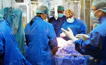 Operasi aorta dengan metode TEVAR pertama di Jatim yang dilakukan RS Unair. Metode ini dianggap lebih efektif karena minim sayatan dan tidak menimbulkan banyak pendarahan.