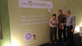 DR Soegianto Soelistiono, Ir., M.Si (kiri) bersama salah seorang siswa penyandang tunanetra, ketika peluncuran lama www.makinpintar.com, di UNAIR, Senin (25/1) kemarin.