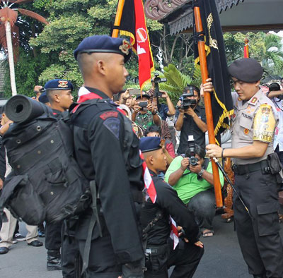 AKBP Yossi Runtukahu saat menerima Panji Tribrata untuk diteruskan oleh Anggota Brimob Polres Blitar Kota dan Polres Blitar dengan berjalan kaki menuju Malang dengan tujuan akhir Polda Jatim di Surabaya.