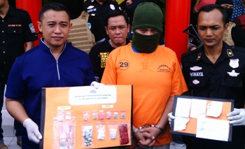 Kasat Reskoba Polrestabes Surabaya AKBP Donnu Adityawarman saat menunjukkan tersangka beserta barang bukti narkoba jenis sabu, Selasa (19/1). [Abednego/bhirawa]