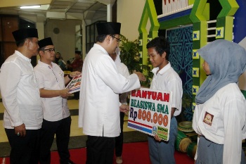 Wakil Gubernur Jatim Drs H Saifullah Yusuf memberi bantuan beasiswa kepada anak yatim pada acara Maulid Nabi  di Islamic Center Surabaya.