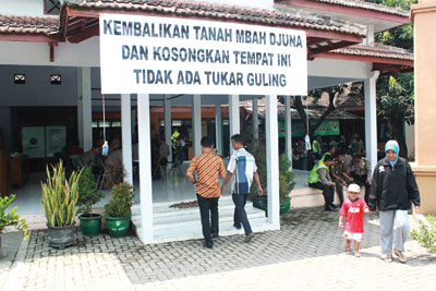 Kantor Kelurahan Bukir, Kecamatan Gadingrejo Kota Pasuruan saat dilurug ahli waris tanah yang menuntut agar kantor kelurahan setempat segera dikosongkan, Rabu (20/1).