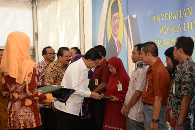 Menteri Agraria dan Tata Ruang Ferry Mursyidan Baldan didampingi Gubernur Jatim Dr H Soekarwo menyerahkan sertifikat kepada warga korban lumpur, Rabu (20/1).