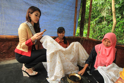Puteri Indoneia Lestari Adelia Saat mencoba batik Tulis Lumbung di Tamanan Bondowoso beberapa waktu lalu.