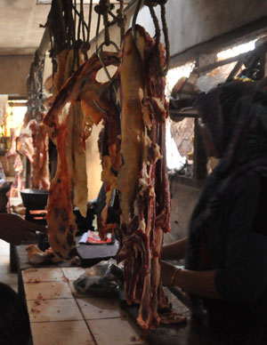 Salah satu pedagang daging di Pasar Besar Kota Pasuruan mengaku kenaikan harga daging karena banyaknya hajatan sehingga pasokannya berkurang, Kamis (21/1) sore. 