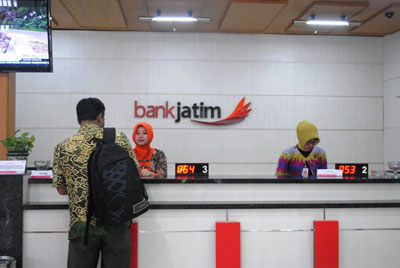 Laba Bank Jatim Cabang Bojonegoro sepanjang 2015 mencapai Rp 63,17 miliar. Tampak pelayanan di Bank Jatim Cabang Bojonegoro.