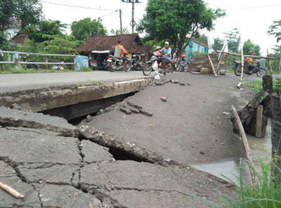 Kondisi jembatan di Desa Jombatan yang ambrol tak kunjung ada perbaikan, Selasa (26/1).