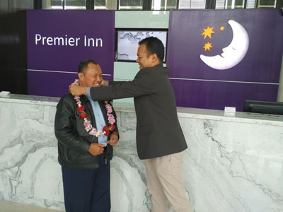 Budi Prihardjanto (kanan) menyambut tamu pertama Premier Inn Surabaya Juanda.