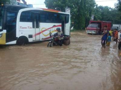 Banjir yang menggenangi jalur Nganjuk-Kediri akibat sejumlah sungai meluap akibat curah hujan yang sangat tinggi, Rabu (27/1).