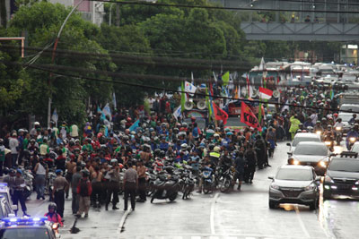 Ribuan buruh memakan separo jalan di sepanjang Jalan Basuki Rahmat berunjuk rasa menuntut Gubernur Jatim untuk merevisi Pergub UMSK 2016, Rabu (27/1) kemarin. 