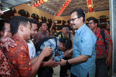Wagub Jatim Drs H Saifullah Yusuf disambut ribuan penerima SPT Tenaga Pendamping Profesional P3MD Jatim di Islamic Center Surabaya.