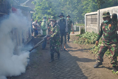  Anggota TNI dari Kodim 0814 Jombang melakukan fogging di Desa Puton Kec Diwek Jombang. Di Desa ini korban meninggal akibat DBD sudah 2 orang, dan kini dua korban masih dirawat di RSUD Jombang. 