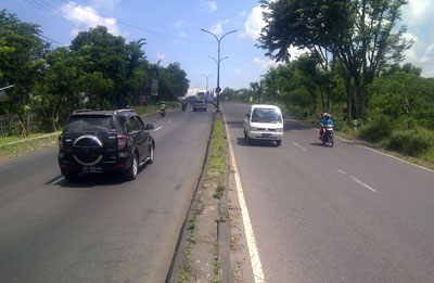 Sebuah jalan raya Purwodadi Kabupaten Pasuruan, Kamis (28/1). Pemkab Pasuruan menyetujui penandatanganan nota kesepahaman terkait jalan tembus dari Kabupaten Pasuruan menuju Kota Batu sepanjang 29 kilometer. 